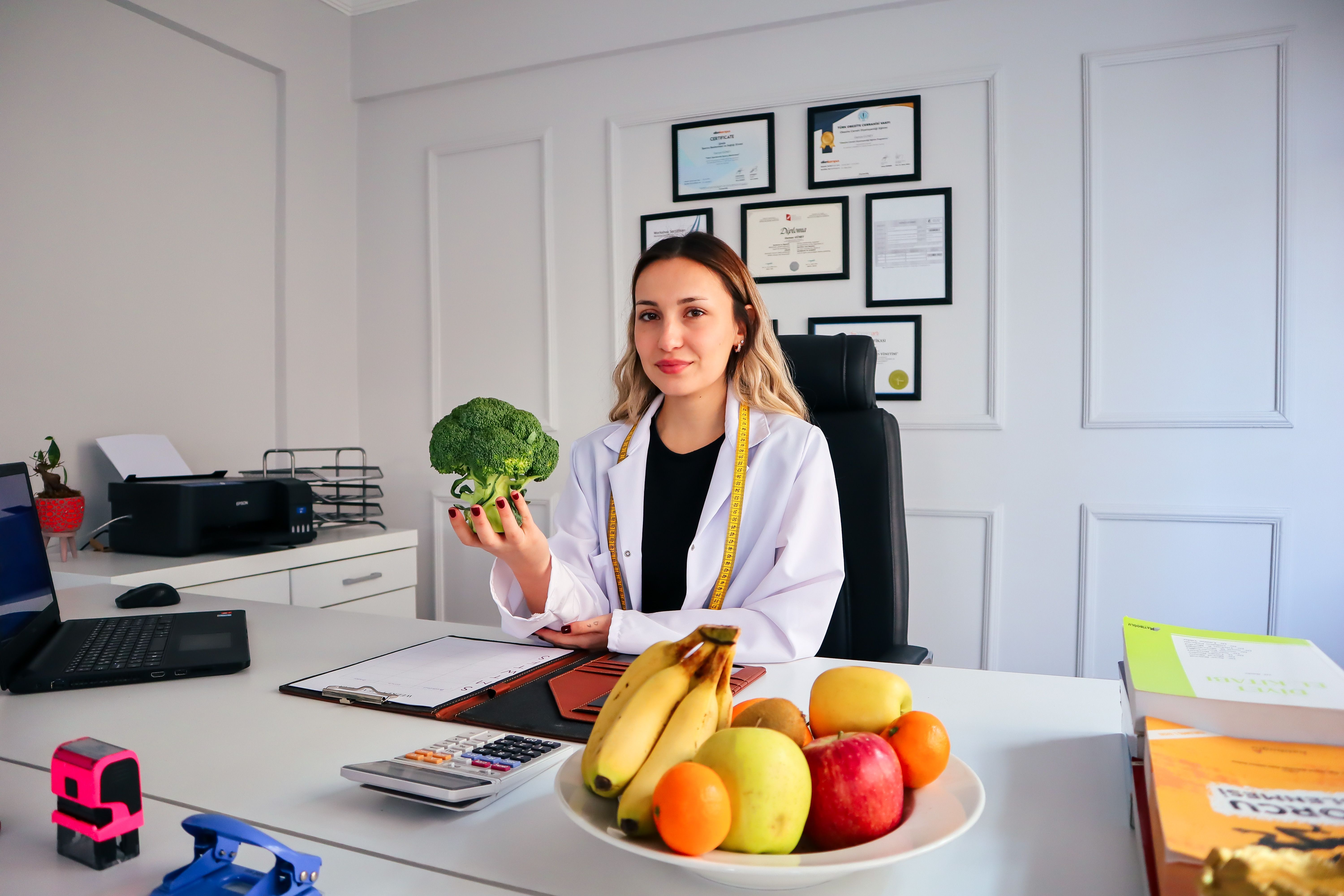 Profesional de la salud atendiendo paciente